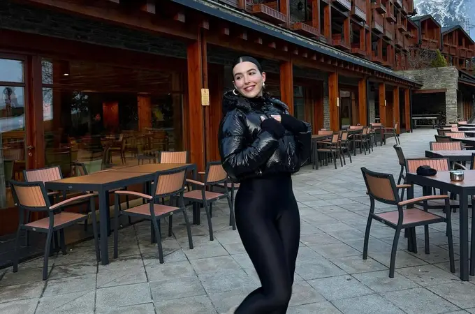 Todas las amantes de la moda queremos ir a la nieve este invierno para llevar el total black más calentito de Alba Díaz