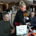 Susana Serrano, del Bar Bariloche de Palencia, atiende a unos clientes