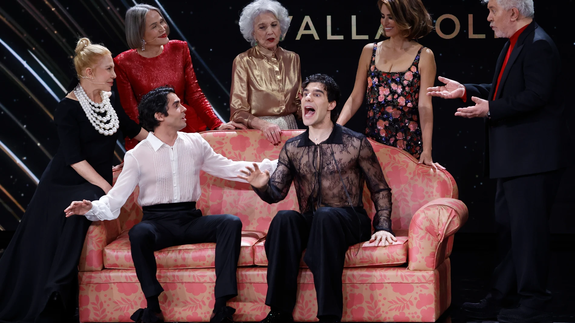 VALLADOLID, 10/02/2024.- Los presentadores Javier Ambrossi y Javier Calvo posan con (i-d) las actrices Cecilia Roth, Antonia San Juan, Marisa Paredes, Penélope Cruz y el director Pedro Almodóvar, durante la ceremonia de entrega de la 38 edición de los Premios Goya celebrada este sábado en Valladolid. EFE/Chema Moya