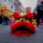 El gran pasacalles del Año Nuevo chino congrega a miles de personas en Usera, en Madrid, con el dragón como protagonista