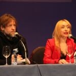 Lola Eiffel presenta el festival junto al concejal Francisco Fernández