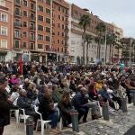 Claveles y coronas de laurel para homenajear a las víctimas del bombardeo de la estación de tren de Xàtiva