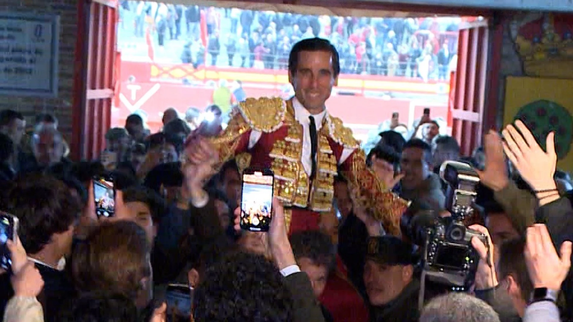 Juan Ortega sale a hombros de la plaza de Valdemorillo