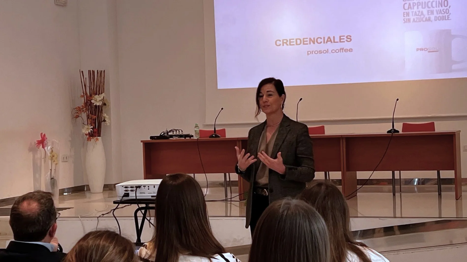 La CEO de Prosol, Rocío Hervella, durante una charla a estudiantes