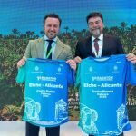 El alcalde de Elche, Pablo Ruz, y el de Alicante, Luis Barcala, anunciando en la feria de Fitur el maratón entre las dos ciudades.