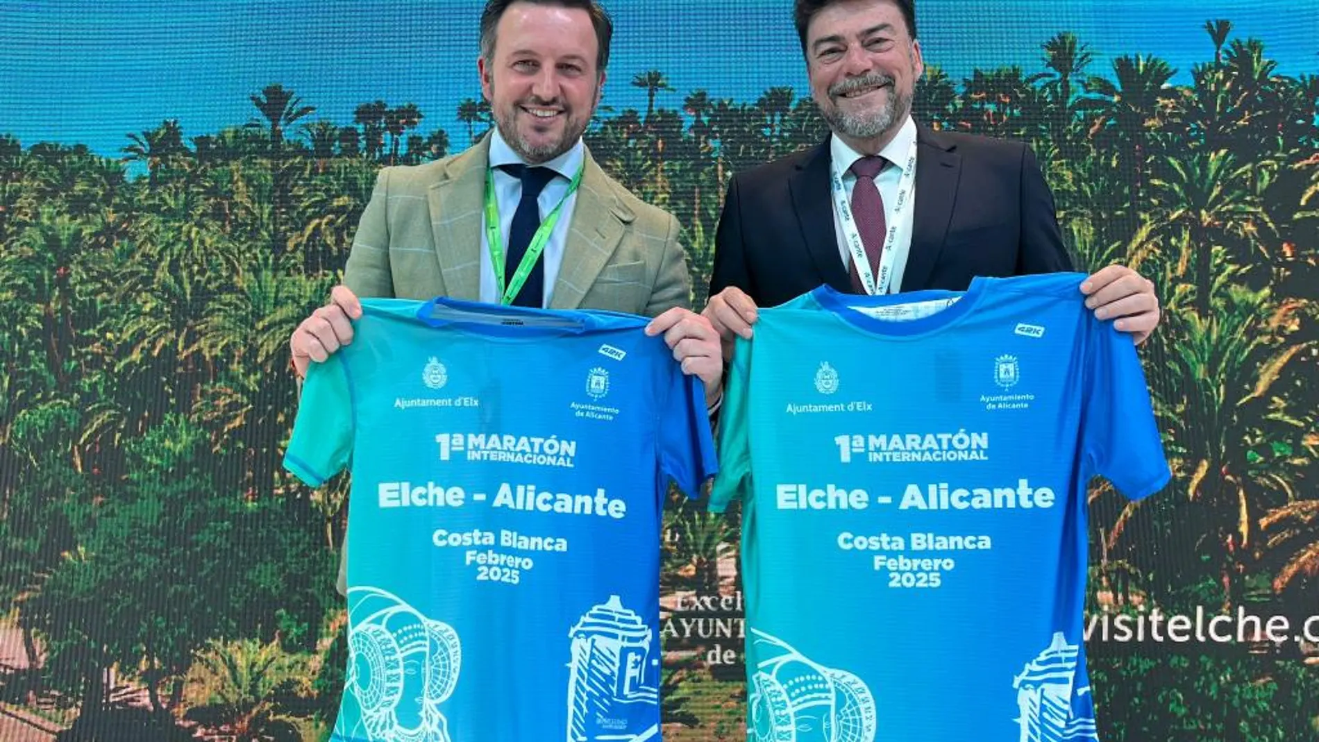 El alcalde de Elche, Pablo Ruz, y el de Alicante, Luis Barcala, anunciando en la feria de Fitur el maratón entre las dos ciudades.