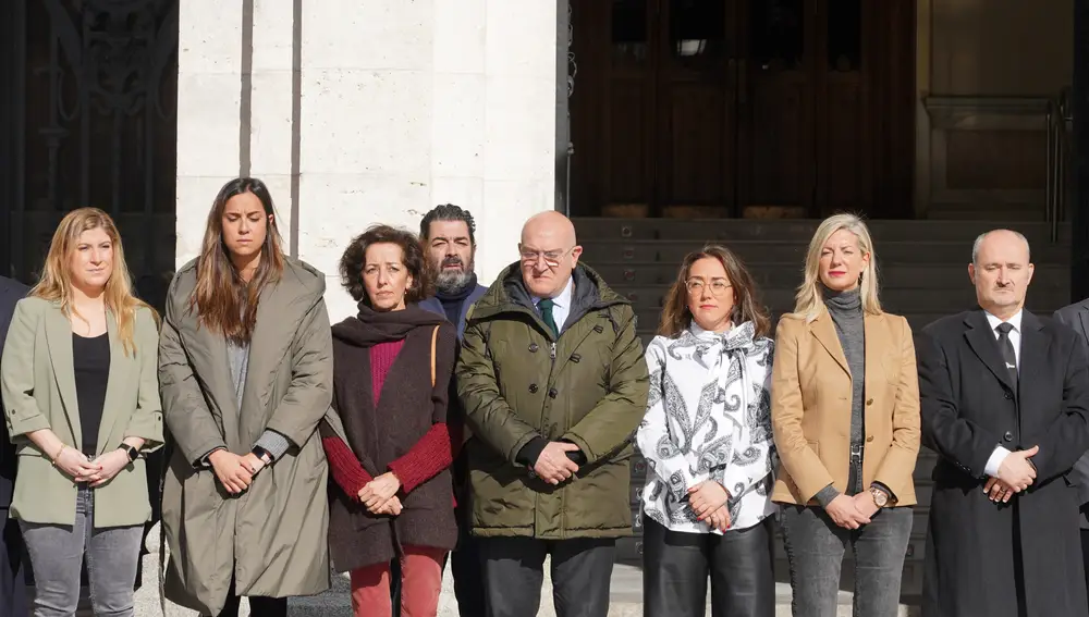 Minuto de silencio a las puertas del Ayuntamiento de Valladolid