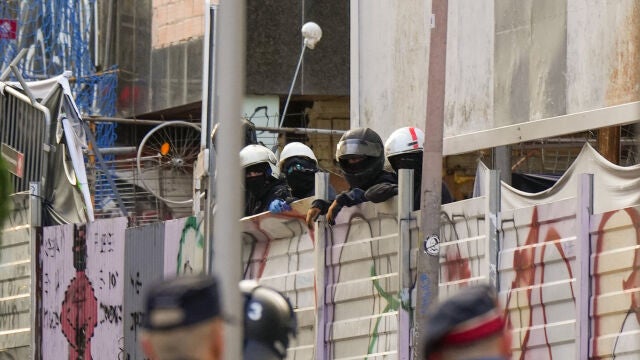 Mossos d'Esquadra vigilan a varios okupas de los edificios de La Ruïna y el Kubo en la plaza Bonanova de Barcelona. El juzgado de primera instancia número 39 de Barcelona, que lleva la demanda de desahucio del edificio de La Ruïna, una de las dos fincas ocupadas de la Plaza Bonanova de Barcelona, ha denegado las medidas cautelares en las que la Sareb pedía su desalojo inminente por cuestiones de seguridad. 