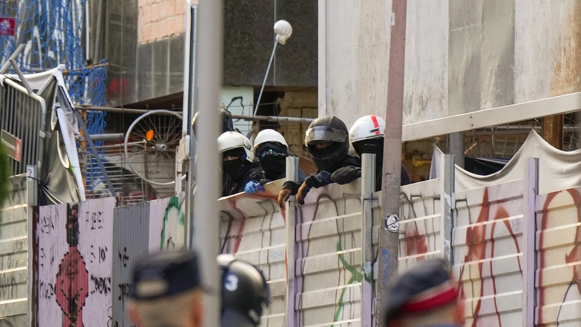 Mossos d'Esquadra vigilan a varios okupas de los edificios de La Ruïna y el Kubo en la plaza Bonanova de Barcelona. El juzgado de primera instancia número 39 de Barcelona, que lleva la demanda de desahucio del edificio de La Ruïna, una de las dos fincas ocupadas de la Plaza Bonanova de Barcelona, ha denegado las medidas cautelares en las que la Sareb pedía su desalojo inminente por cuestiones de seguridad.