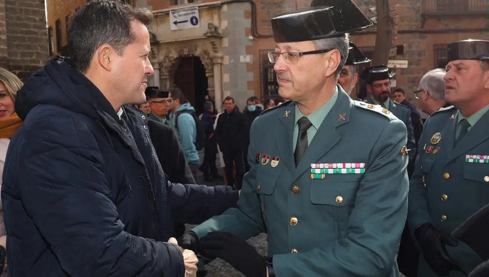 Carlos Velázque, alcalde de Toledo, dando la mano a un guardia civil