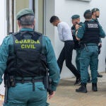 Los ocho detenidos por la muerte de dos guardias civiles en Barbate (Cádiz) llegan a los juzgados para declarar