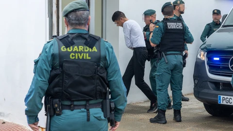 Los ocho detenidos por la muerte de dos guardias civiles en Barbate (Cádiz) llegan a los juzgados para declarar