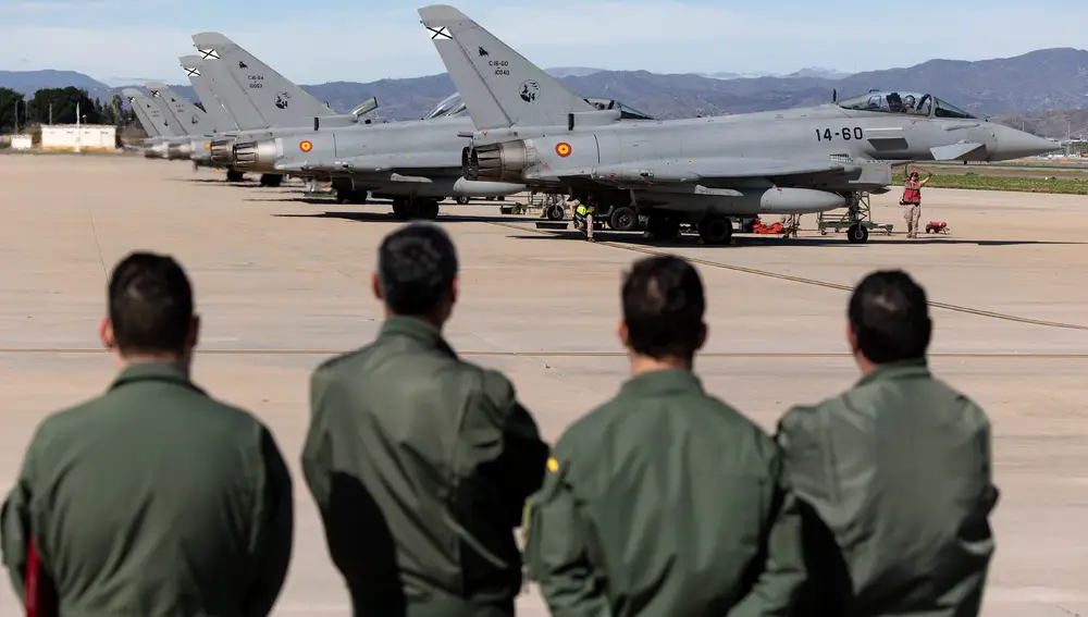 Unos militares observan a varios aviones Eurofighter C.16 en la base aérea de Málaga en el marco de la operación 'Eagle Eye', organizada por el Mando Operativo Aéreo (MOA)
