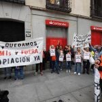 Manifestación contra fondos de inversión de viviendas en la calle de Serrano 51, sede de Elix. © Jesús G. Feria.
