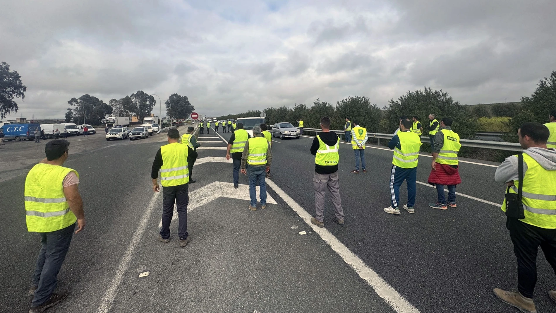 Agricultores cortan la autovía A-92, en Arahal (Sevilla)
