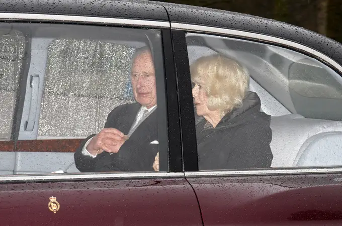Carlos III regresa a Londres para continuar su tratamiento contra el cáncer