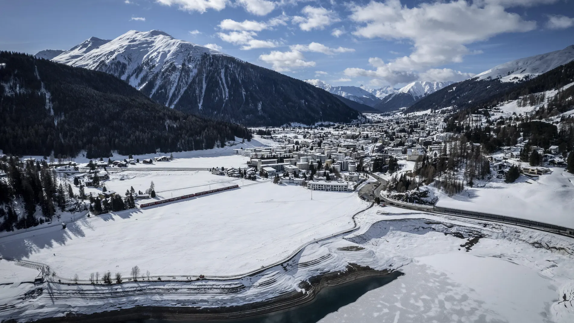 Davos (Switzerland), 13/02/2024.- The town of Davos covered in snow, Switzerland, 13 February 2024. (Suiza) EFE/EPA/GIAN EHRENZELLER 