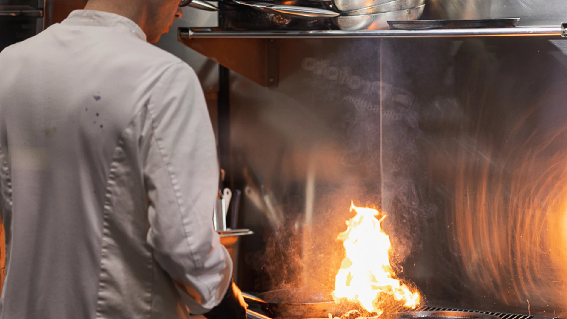 Adrián Solís, chef de Lobo Blanco, en la cocina del restaurante