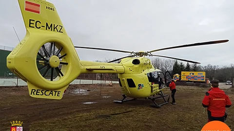 El helicóptero del Grupo de Rescate y Salvamento de la Junta de Castilla y León ha localizado esta mañana en una de las orillas del río Carrión en Mantinos un cadáver mientras participaba en la búsqueda de un varón de 37 años