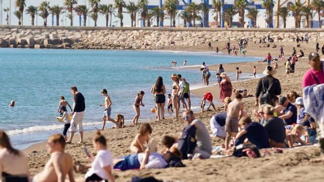 Las altas temperaturas llenan de personas la playa de la Malagueta (Málaga)