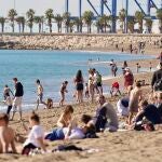 Las altas temperaturas llenan de personas la playa de la Malagueta (Málaga)