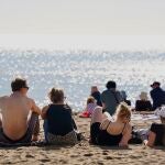 Las altas temperaturas llenan de personas la playa de la Malagueta (Málaga)