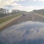 Un avión privado se estrella contra un vehículo en una autopista de Florida