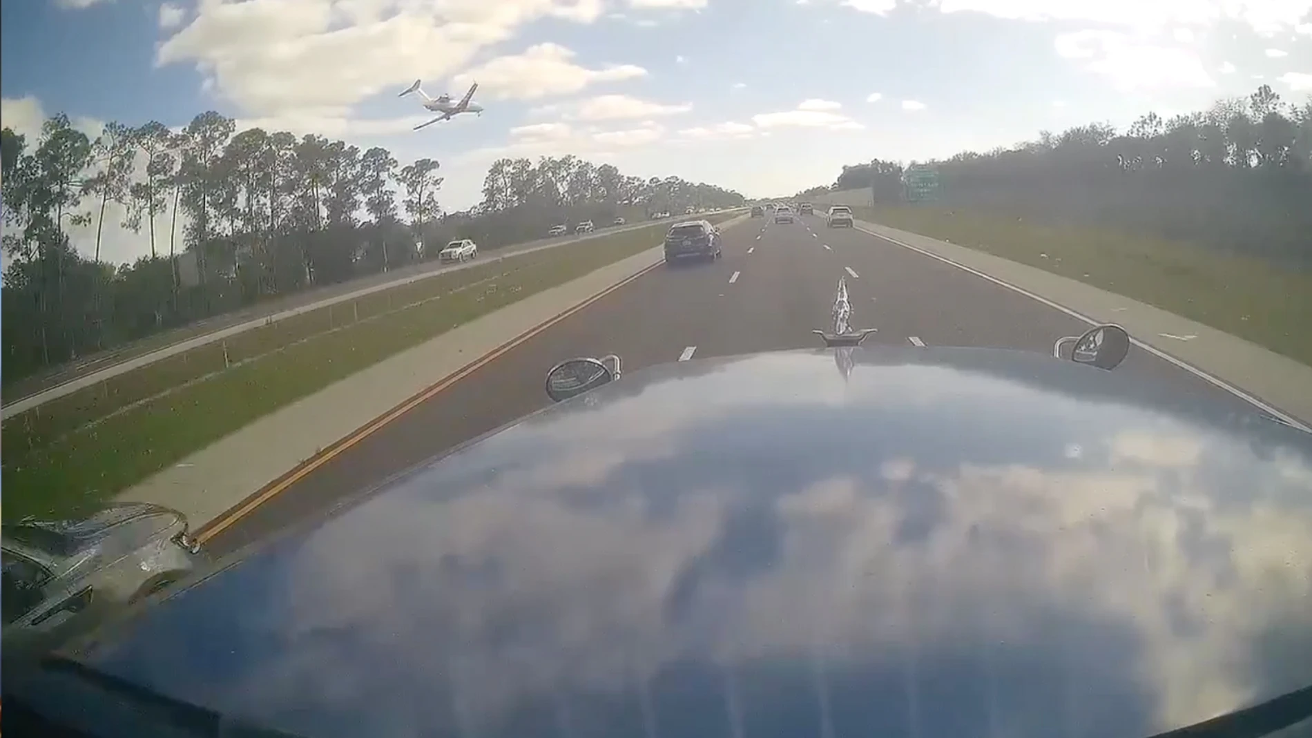 Un avión privado se estrella contra un vehículo en una autopista de Florida