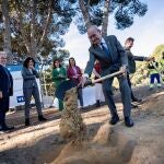 El alcalde de Málaga, Francisco de la Torre, planta un árbol de forma simbólica en el parque metropolitano Campamento Benítez 