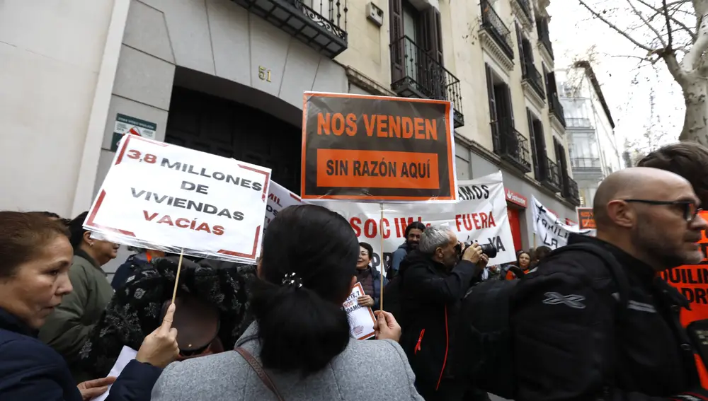 Manifestación contra fondos de invresión de viviendas en la calle de Serrano 51, sede de Elix.