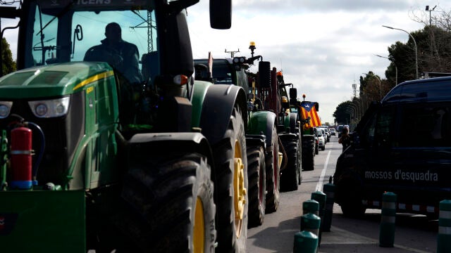 Los agricultores cortan vías y bloquean las entradas de Mercabarna