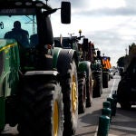 Los agricultores cortan vías y bloquean las entradas de Mercabarna