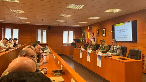 Se inaugura el ciclo de conferencias "Panorama estratégico mundial y defensa nacional" de la UCAV