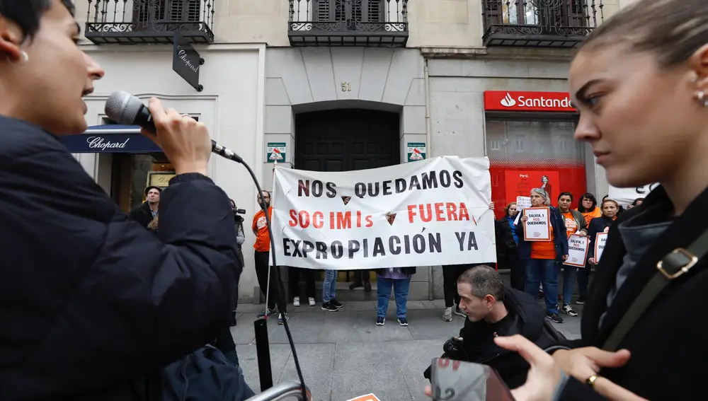 Manifestación contra fondos de inversión de viviendas en la calle de Serrano 51, sede de Elix. © Jesús G. Feria.