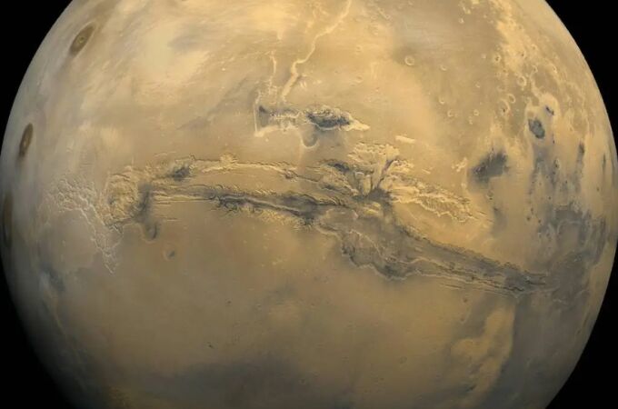 En el centro de la imagen se puede ver el Valle Marineris ocupando la mitad del planeta rojo.