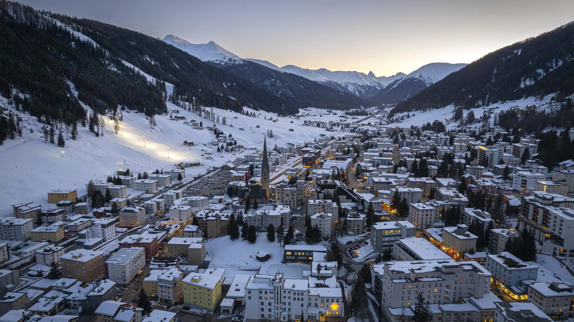 Davos (Switzerland), 13/02/2024.- The town of Davos covered in snow, Switzerland, 13 February 2024. (Suiza) EFE/EPA/GIAN EHRENZELLER PICTURE TAKEN WITH A DRONE 