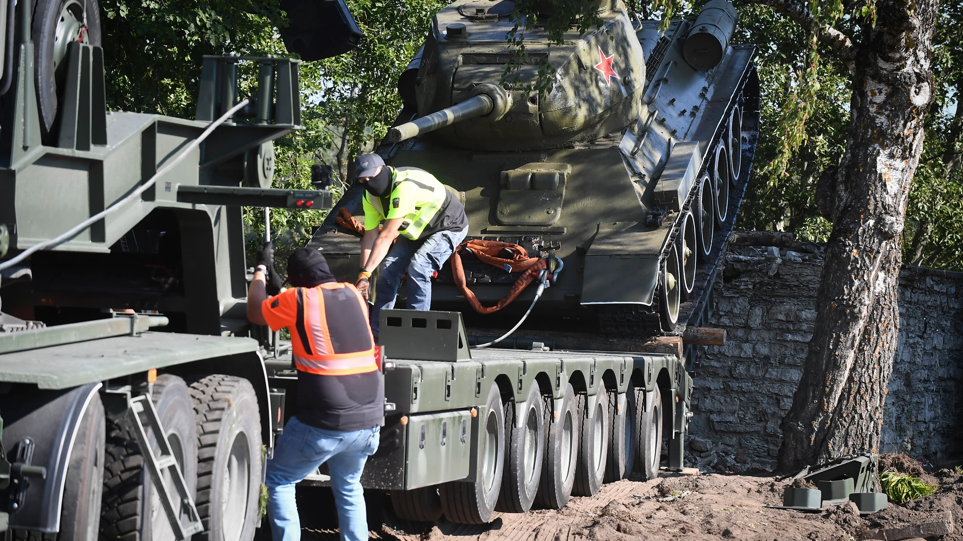Trabajadores desmontan un tanque de la era soviética instalado en Narva (Estonia)