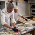 Rueda ha visitado el taller de la Panadería Fachal, en Boqueixón (A Coruña). 