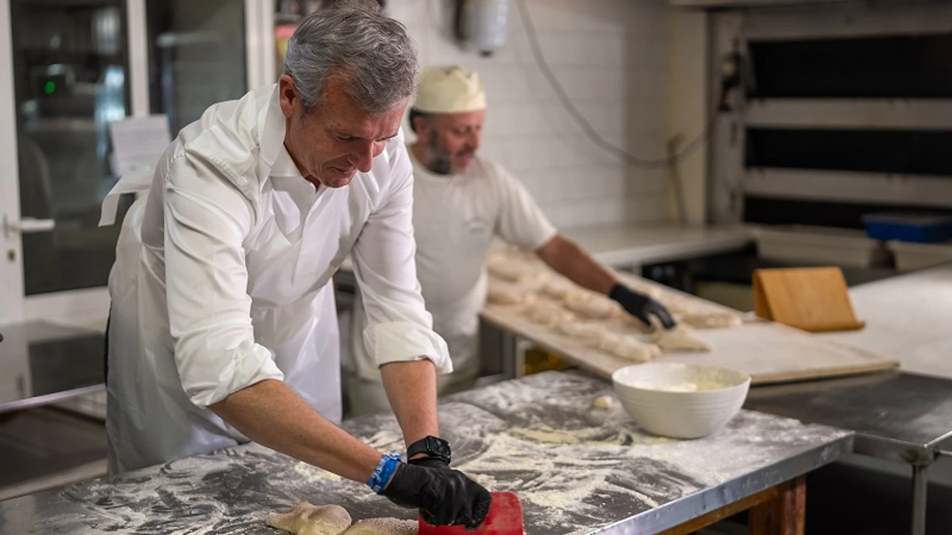 Rueda ha visitado el taller de la Panadería Fachal, en Boqueixón (A Coruña).