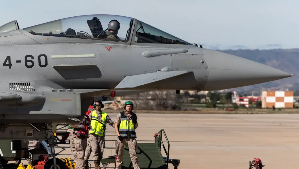 Militares junto a uno de los aviones Eurofighter C.16 en la base aérea de Málaga en el marco de la operación 'Eagle Eye'