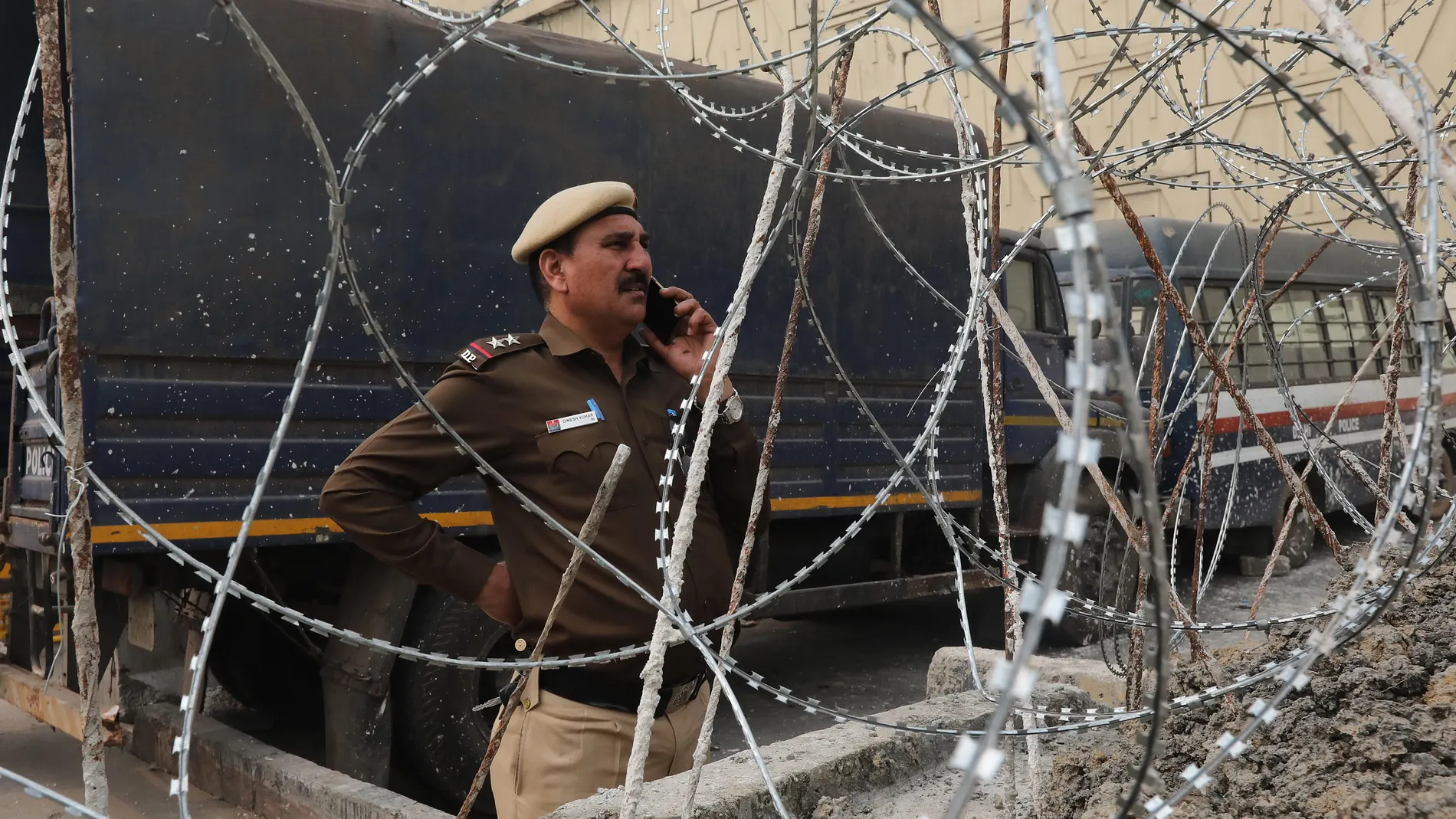 New Delhi (India), 13/02/2024.- A police officer stands behind barricades and barb wires placed by security personnel at Delhi Ghazipur Border, ahead of farmers protest in New Delhi, India, 13 February 2024. Security at the all Delhi borders tighten as several farmer associations mainly from Uttar Pradesh, Haryana, and Punjab having clashes with the police to reach Delhi and Haryana Police lob teargas shells at Shambhu border to prevent Punjab farmers moving towards Delhi, during thier protes...