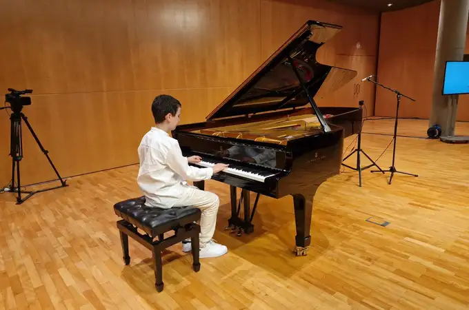 Hugo, el youtuber pianista de 12 años que toca contra el cáncer infantil