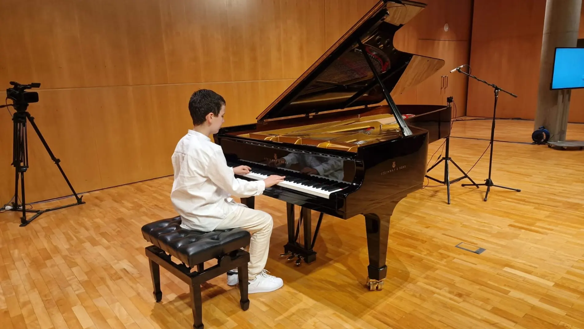Hugo, el youtuber pianista de 12 años que toca contra el cáncer