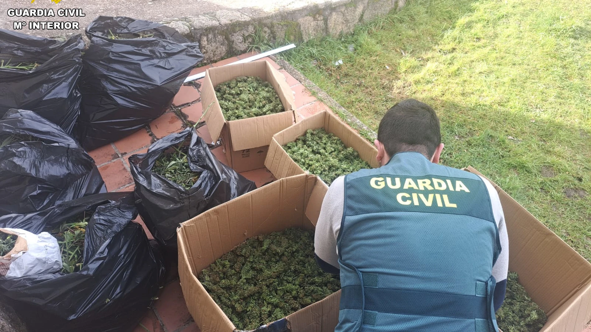 Agentes de la Guardia Civil con el material incautado