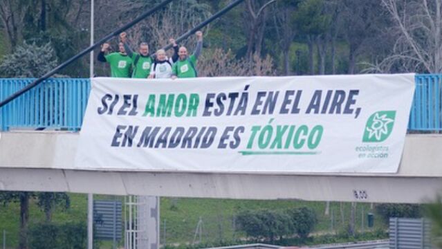 El mensaje detrás de la viral pancarta de Ecologistas en Acción en la M-30 por San Valentín