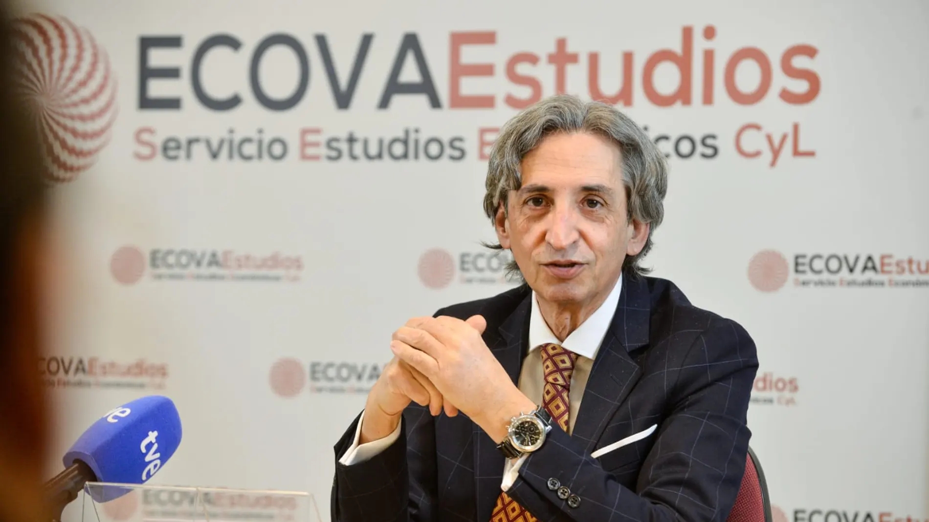 El director del Servicio de Estudios Económicos de Castilla y León (ECOVAEstudios), Juan Carlos de Margarida, presenta el Observatorio