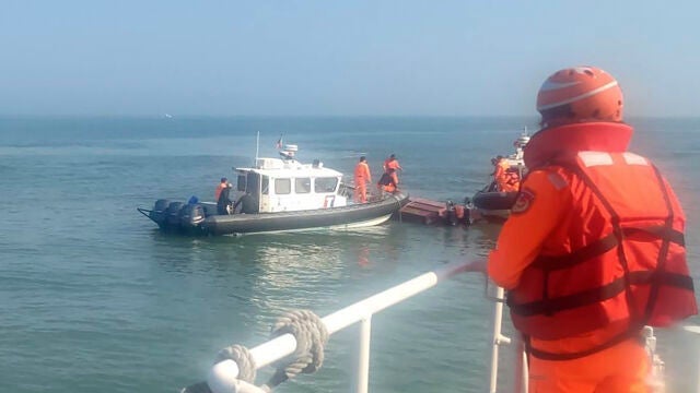La Guardia Costera inspecciona un supuesto barco pesquero chino