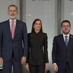 Felipe VI y Letizia llegan a la Torre Puig T-2 en L'Hospitalet (Barcelona) para inaugurarla con Aragonès