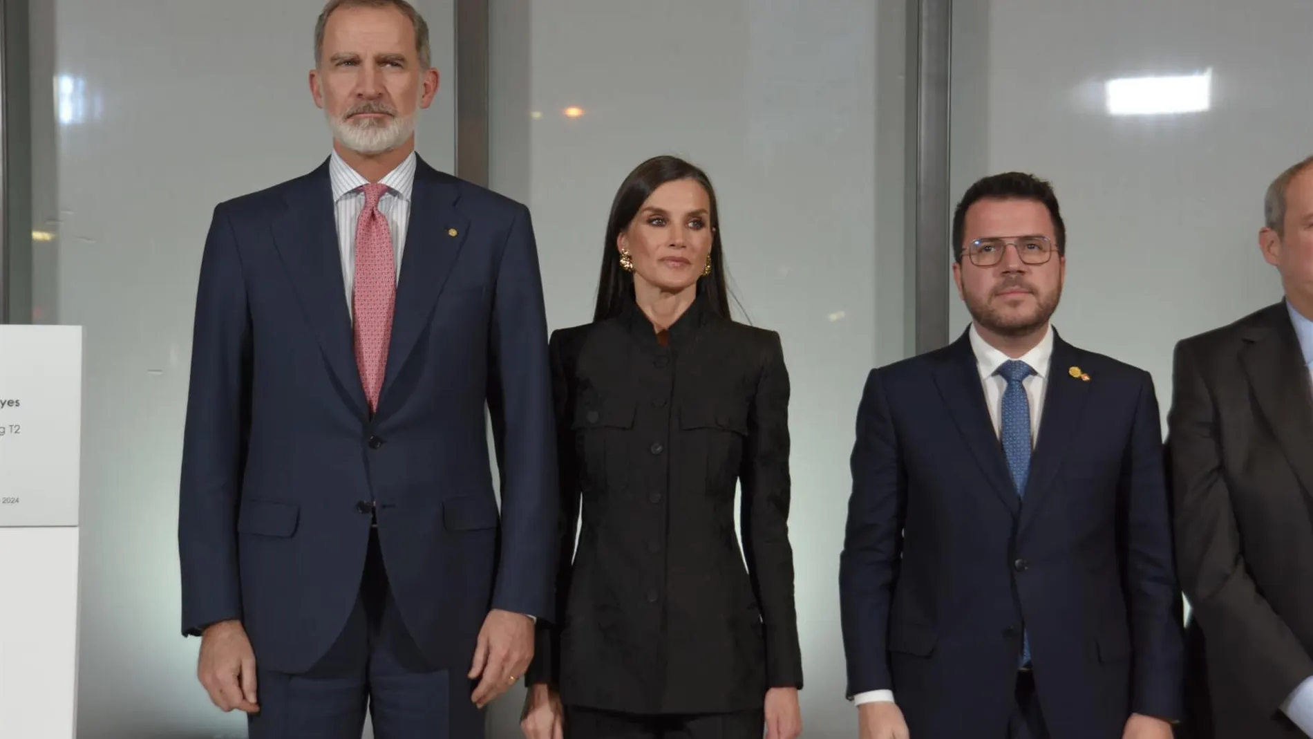 Felipe VI y Letizia llegan a la Torre Puig T-2 en L'Hospitalet (Barcelona) para inaugurarla con Aragonès