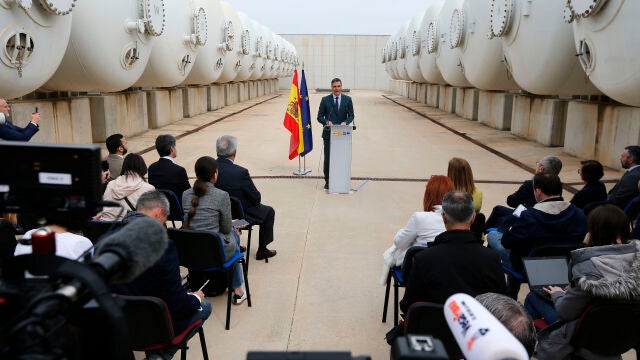 Sánchez visita las instalaciones de la planta desaladora de Torrevieja